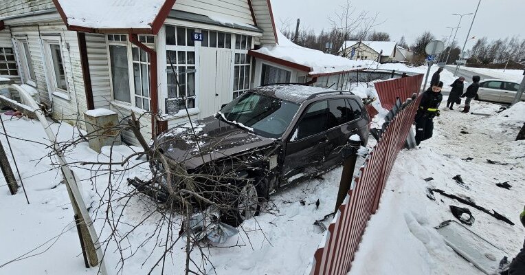„Volvo“ nepraleido visureigio: taranuotas BMW įlėkė į nuosavo namo kiemą | 15min.lt